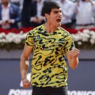 El tenista español Carlos Alcaraz celebra la victoria ante el ruso Karén Khachanov, durante el partido correspondiente a los cuartos de final del Mutua Madrid Open de tenis, este miércoles en la Caja Mágica.