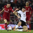 Milner peleando el balón contra un jugador del Fulham.