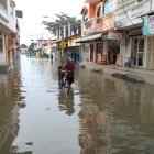Poblador se abre paso en una calle del centro de Santa Lucía, cantón de Guayas.