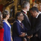 El presidente del Gobierno, Pedro Sánchez (d), saluda a su homólogo colombiano, Gustavo Petro, a su llegada a la cena de gala que los Reyes de España ofrecen este miércoles en honor del mandatario colombiano en el Palacio Real de Madrid. EFE/Chema Moya.