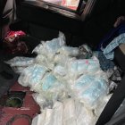 Fotografía cedida por la división de Nueva York de la Administración de Control de Drogas (DEA) estadounidense donde se muestran las bolsas que contienen las 300.000 píldoras "falsas" de oxicodona, un analgésico opioide, que contenían fentanilo, y otras con 5 kilos de fentanilo en polvo decomisados del tanque de combustible de un vehículo en el distrito de El Bronx, Nueva York (EE. UU). Las autoridades de Nueva York informaron este miércoles de un decomiso de fentanilo por valor de 5 millones de dólares oculto en el tanque de combustible de un vehículo, y que sigue un nuevo "modelo" de narcotráfico observado en los últimos meses en Estados Unidos. EFE/DEA NY Division /SOLO USO EDITORIAL/NO VENTAS/SOLO DISPONIBLE PARA ILUSTRAR LA NOTICIA QUE ACOMPAÑA/CRÉDITO OBLIGATORIO