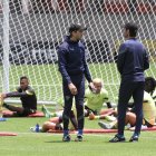 El entrenador Luis Zubeldía (i) resaltó la gran plantilla con la que cuentan los albos.