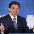 Fotografía de archivo fechada el 1 de abril de 2023 donde aparece el gobernador de Florida Ron DeSantis mientras habla durante un evento organizado por el grupo "And To The Republic" en el Museo de la Aviación en Garden City, Nueva York (Estados Unidos). El Congreso floridano ha servido en bandeja al gobernador Ron DeSantis un paquete de leyes que hacen de Florida un estado ultraconservador y pueden convencer de que es el candidato ideal a quienes anhelan unos Estados Unidos del mismo tenor. EFE/Justin Lane ARCHIVO