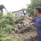 Para evitar que las viviendas levantadas en una ladera del cerro del Carmen se desplomen por la fuerza de las lluvias, sus dueños las han apuntalado con cañas y palos.
