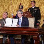 Guillermo Lasso junto a Paco Moncayo (i) y Wagner Bravo (d) en la firma del decreto.
