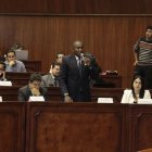 Inconforme. Roberto Cuero (de pie) y su colega Gabriela Molina son dos de los firmantes de la amenazante carta del correísmo a los asesores.