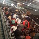 Situación. Las largas filas siguen siendo una molestia para los usuarios del Metro de Quito