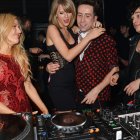 Matty Healy y Taylor Swift, de fiesta, en febrero 25 del año 2015.