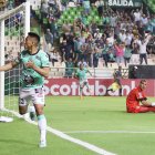 Angel Mena (i) del León, celebra un gol anotado a Tigres hoy, durante un juego por las semifinales de la Liga de Campeones de la Concacaf 2022-2023 hoy, en el estadio León, en Guanajuato (México).