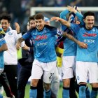 El equipo napolitano llenos de euforia luego del pitazo final.