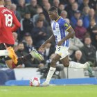 Moisés Caicedo (d) inició como lateral derecho