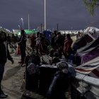 Migrantes permanecen varados en el paso fronterizo Chacalluta, donde esperan solucionar su situación migratoria, el 3 de Mayo 2023, en Arica (Chile). EFE/ Pablo Rojas Madariaga