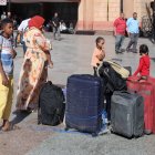 Las personas que huyeron de Sudán esperan afuera de la estación de tren en Asuán, Egipto, el 4 de mayo de 2023