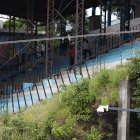 Las instalaciones del colegio Dolores Sucre están sobre una loma, cuyas tierras ceden con las lluvias y ponen en riesgos el patio y los pabellones de aulas. Algunas de estas están cerradas.