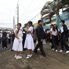 El colegio Veintiocho de Mayo recibe en sus aulas a estudiantes del Dolores Sucre, cuyo plantel tiene paralelos deteriorados.