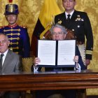 Lasso junto a Paco Moncayo en la firma del decreto el 3 de mayo de 2023.