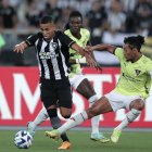 João Victor (i) de Botafogo y José Quintero de Liga de Quito disputan un balón.