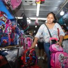 Mercado.- La compra de mochilas para el inicio de clase en la Costa.