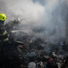 Los  bomberos tratan de sofocar las llamas en el mercado