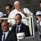 El Papa Francisco (C) saluda a los fieles cuando llega en el papamóvil para su audiencia general semanal en la Plaza de San Pedro, Ciudad del Vaticano, 03 de mayo de 2023.