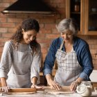 Mamá es la maestra que encamina a sus hijos en el arte de cocinar