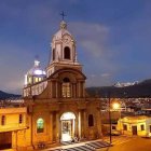 Paisaje. Una panorámica de la ciudad y su cercano vecino el volcán Chimborazo.
