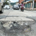 En Jiguas y Avenida Primera, Urdesa, existen grandes baches que afectan a los residentes.
