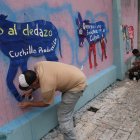 Protesta. Rafael Cruz y Jorge Jaén mientras colocan los ‘burritos’ en un sector céntrico de la urbe, en rechazo a la falta de interés al arte por parte de las autoridades.