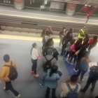 Espera. Largas filas se formaron en las estaciones del metro en los tres primeros días de operación comercial