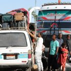 Las personas que huyen de los combates en Sudán llegan a la estación de autobuses de Wadi Karkar en Asuán, Egipto, el 3 de mayo de 2023.