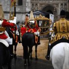 El entrenador del Jubileo de Diamante que lleva al Rey Carlos III de Gran Bretaña y a la Reina Consorte Camila llega para su coronación en la Abadía de Westminster en Londres.