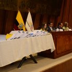 El voluminoso expediente fue colocado en una de las mesas dispuestas para la sesión de Fiscalización.