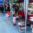 Evento. Madres llegaron al punto con sus hijos a disfrutar la feria.