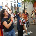 Madrid. Mónica Gortaire (izq.), en una de las actividades en favor de los derechos de los migrantes. Ella llegó a España con su familia cuando ocurrió la gran migración tras el feriado bancario.