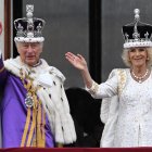 Londres. Carlos III y Camila saludaron a los asistentes que llegaron, luego de ser coronados como reyes.