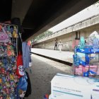 Escenario. Vendedores de diferentes productos ocupan los bajos de una estructura en la 25 de Julio.