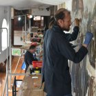 Labores. Los artistas y asistentes realizan un trabajo minucioso para recuperar los bienes patrimoniales. La concentración es clave a la hora de restaurar las piezas que se han desgastado.