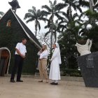 Presencia. El padre Felipe Ríos, junto a la hermana Melissa Álava y a la señora Jenny Alvear de Casal.