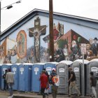 El venezolano Luis Gutiérrez, uno de los cientos de migrantes que están llegando por estos días a El Paso (Texas), dice a EFE que no sabe nada del Título 42, una directiva de expulsión expedita de migrantes en la frontera que se prevé dejará de aplicarse en una semana. EFE/ Jesús Rosales