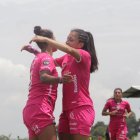 Karen Páez (i) marcó un triplete en la victoria de Dragonas sobre Patria y es la goleadora de la Superliga.