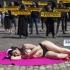 - Un centenar de activistas antitaurinos se concentraron en Madrid para reclamar unas fiestas de San Isidro "Compasión" y sin corridas de toros