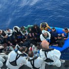 Los migrantes llegan en pequeñas botes