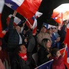 Un grupo de personas se reúne en el comando del Partido Republicano, a la espera de resultados de los comicios para Consejeros Constitucionales,