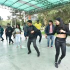 Movimiento. Ciudadanos de todas las edades se reúnen los sábados en la tarde en el parque La Carolina.