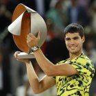 MADRID, 07/05/2023.- El tenista español Carlos Alcaraz posa con el trofeo tras su victoria ante el alemán Jan-Lennard Struff en la final del Mutua Madrid Open disputado este domingo en la Caja Mágica, en Madrid. EFE/Chema Moya