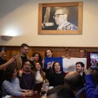 Militantes de los partidos de la lista D, de Unidad Para Chile, se reúnen durante el conteo de votos de las elecciones del Consejo Constitucional, hoy, en la sede del Partido Socialista, en Santiago (Chile).