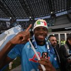 Naples (Italy), 07/05/2023.- Napoli"s Tanguy Ndombele celebrates with fans in celebration of their side"s third-ever league title victory, the Scudetto, after winning the Serie A soccer match between SSC Napoli and ACF Fiorentina in Naples, Italy, 07 May 2023. (Italia, Nápoles) EFE/EPA/CIRO FUSCO