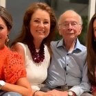 Denisse con Tere y Estéfani junto a Xavier Alvarado Roca.