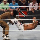 El cantante Bad Bunny (i) se presenta ayer en una pelea de la WWE Backlash 2023 contra su compatriota Damian Priest, en el Coliseo Jose Míguela agrelot, en San Juan (Puerto Rico).