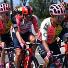 Alexander Cepeda (d) se ubica en la casilla 11 de la clasificación de la maglia blanca.